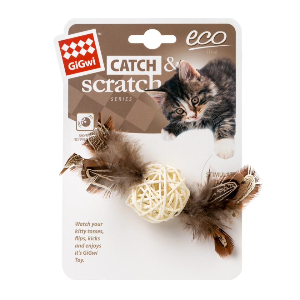 Фото Іграшка для котів Плетений м'ячик з дзвіночком і пір'ям GiGwi Catch&amp;scratch перо, дерево, 13 см купити за ціною ₴214.00